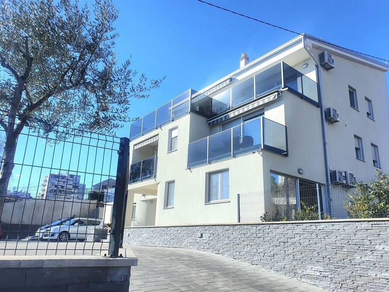 Budynek mieszkalny z przeszklonymi balkonami i podjazdem, Rijeka