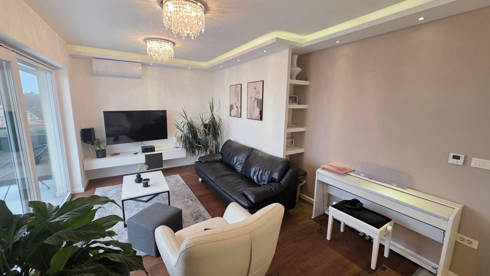 Nowoczesny salon ze skórzaną sofą, klimatyzacją i oświetleniem pośrednim