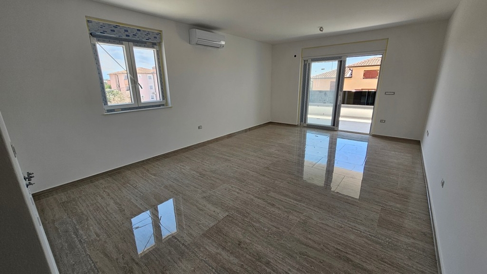 Pokój dzienny i widok na taras nieruchomości A3884, Chorwacja.