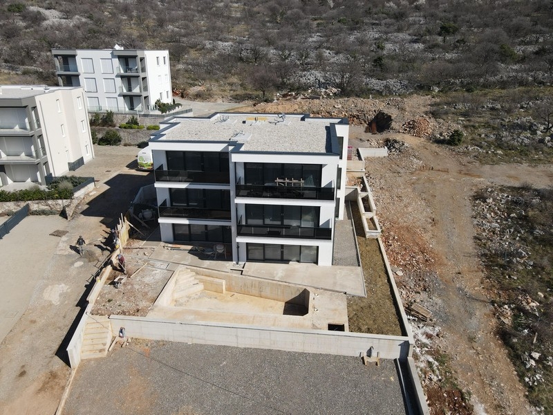 Nowoczesny kompleks mieszkaniowy z balkonami i szklanymi balustradami w nadmorskiej lokalizacji