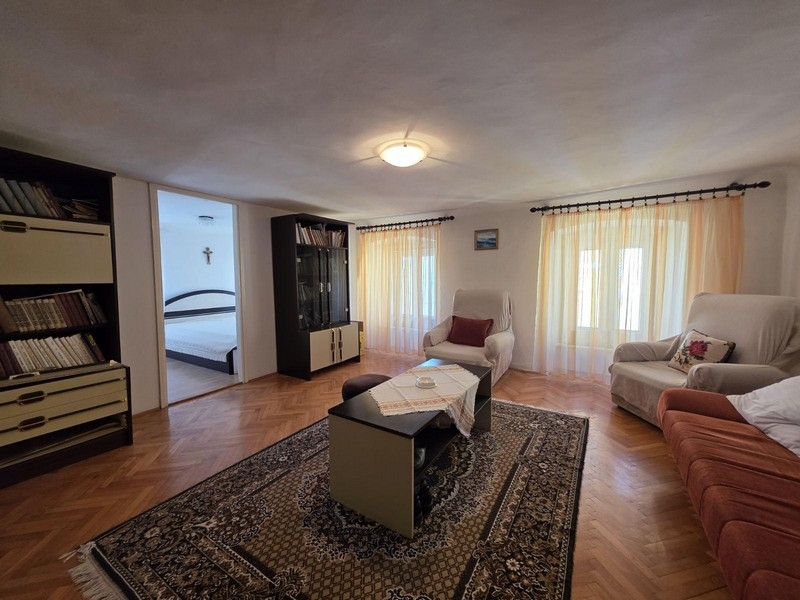 Pokój dzienny z sofą i fotelami