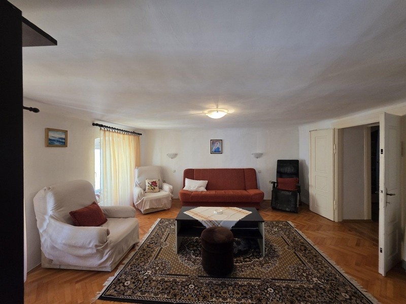 Duży salon z parkietem w mieszkaniu