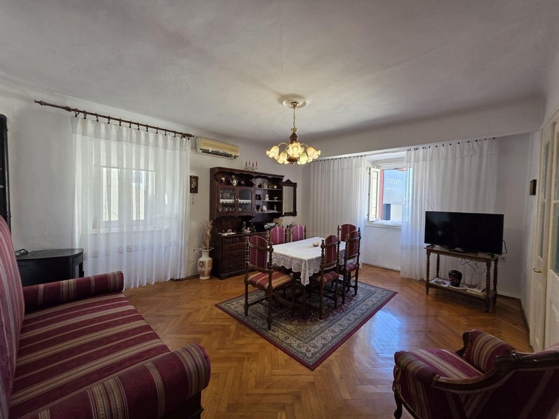 Umeblowany salon z oferty A3884 w Senj w Chorwacji.