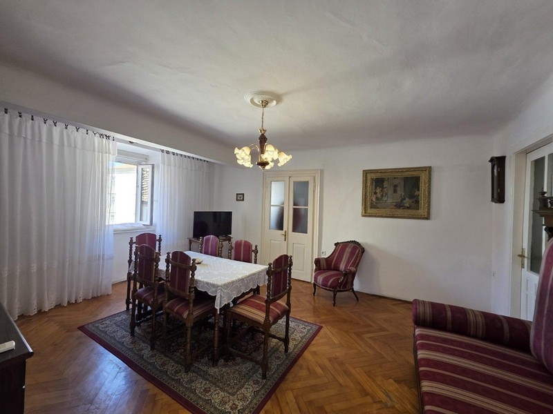 Pokój dzienny z częścią wypoczynkową i jadalnią