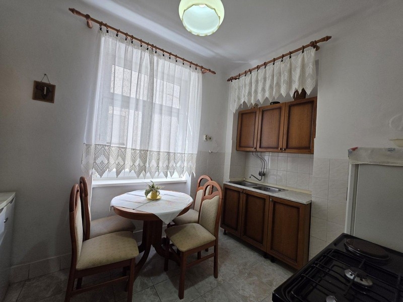 Kuchnia z jadalnią przy oknie