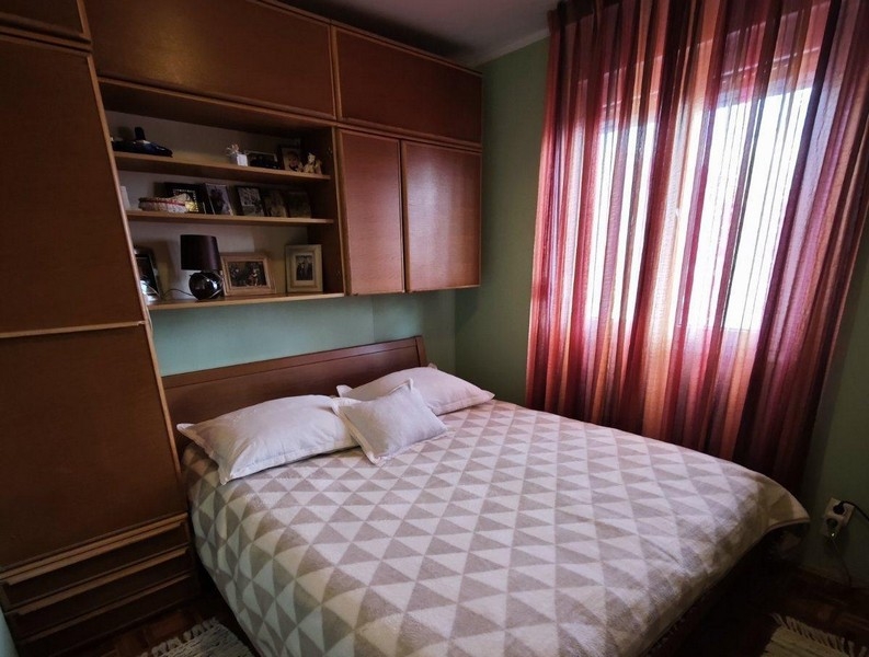 Sypialnia z podwójnym łóżkiem i oknem