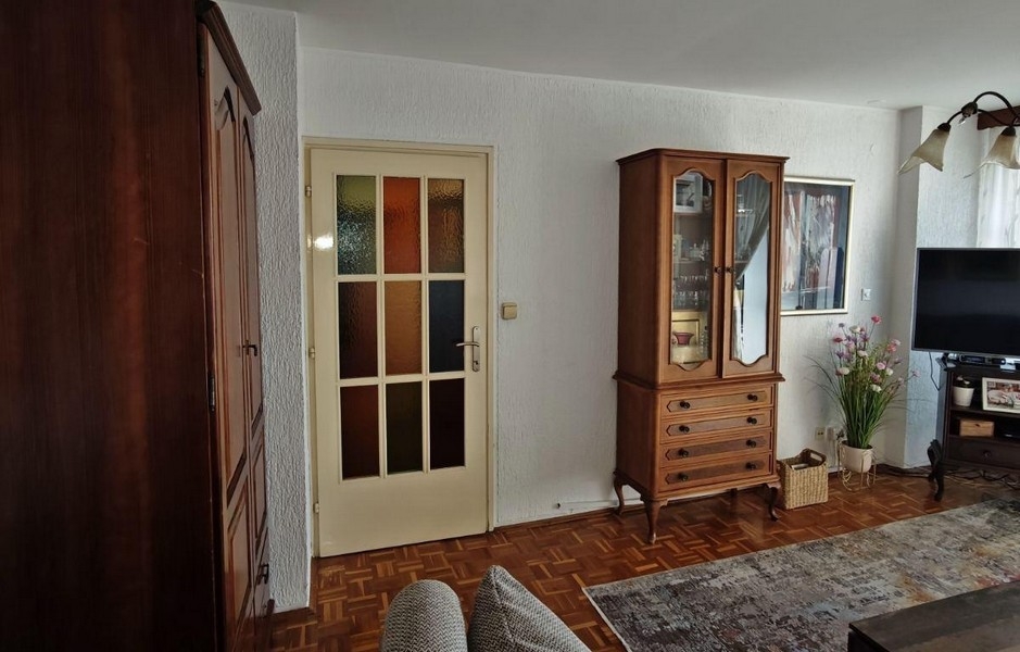 Pokój dzienny z parkietem i klasycznymi drewnianymi meblami