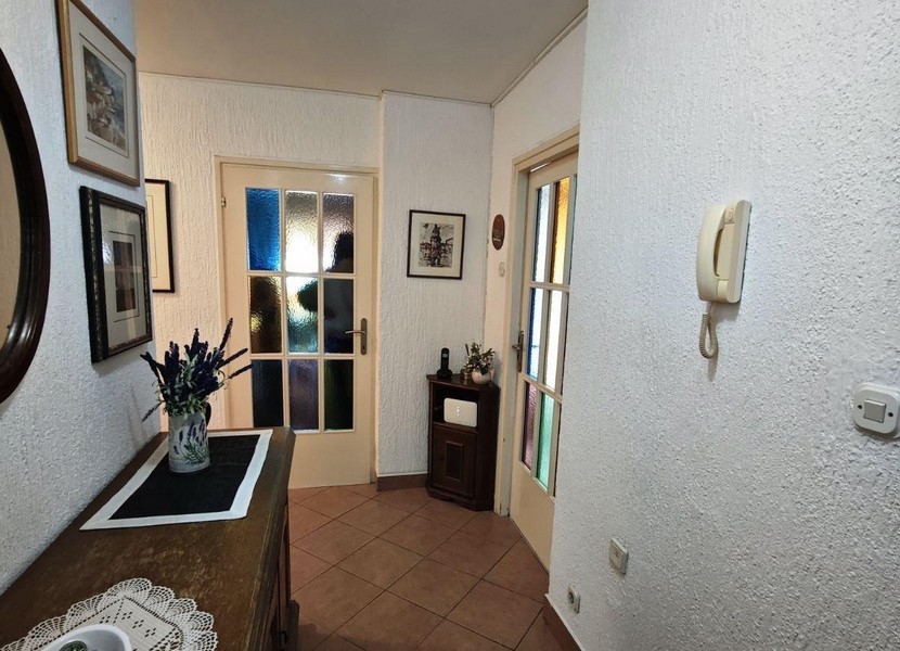 Przedpokój z kolorowymi szklanymi drzwiami i śródziemnomorskimi płytkami podłogowymi