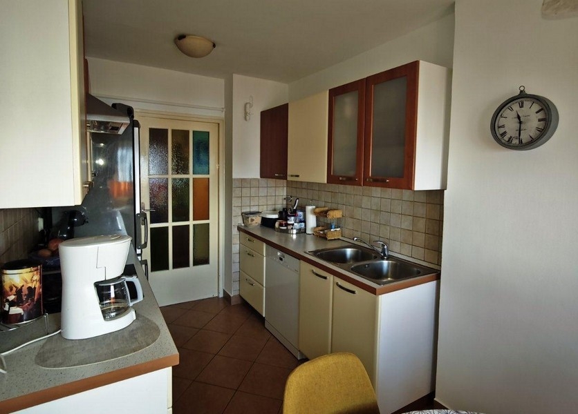 Kuchnia z wyposażoną kuchnią i podwójną umywalką