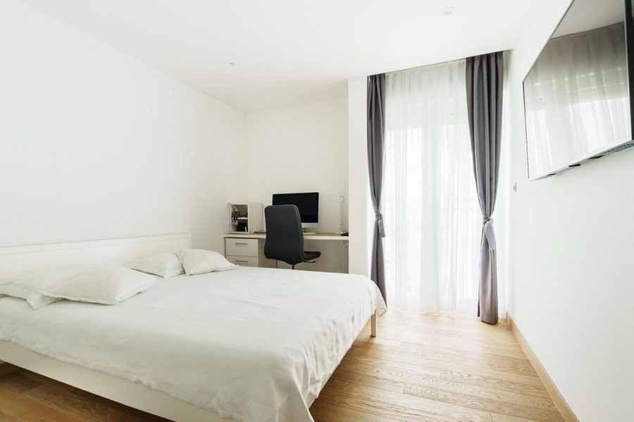 Sypialnia z dostępem do balkonu w apartamencie Split