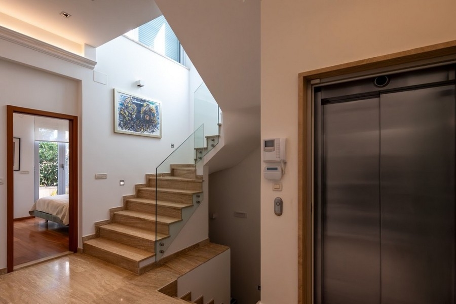 Strefa wejściowa ze schodami i windą