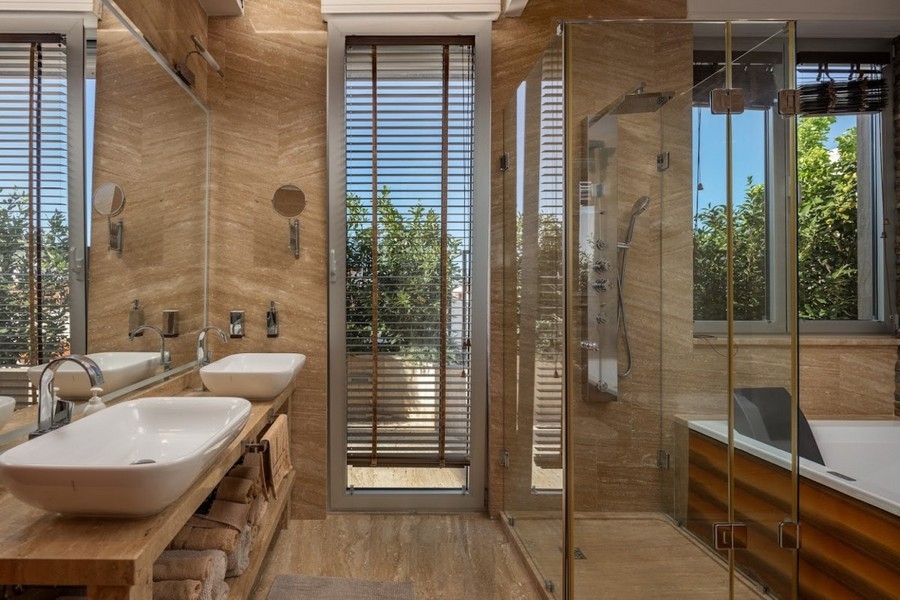 Nowoczesna łazienka z prysznicem i wanną