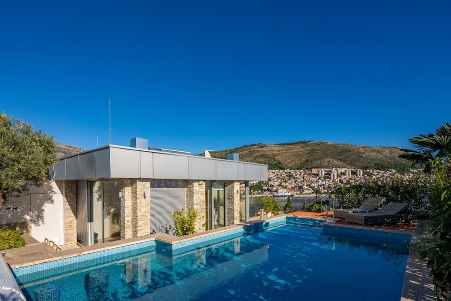 Przestronny taras z roślinnością śródziemnomorską