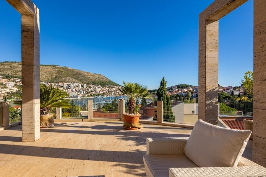 Zadaszony taras z salonem i widokiem na morze