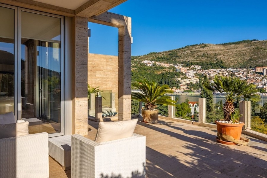 Taras z miejscem do siedzenia i widokiem