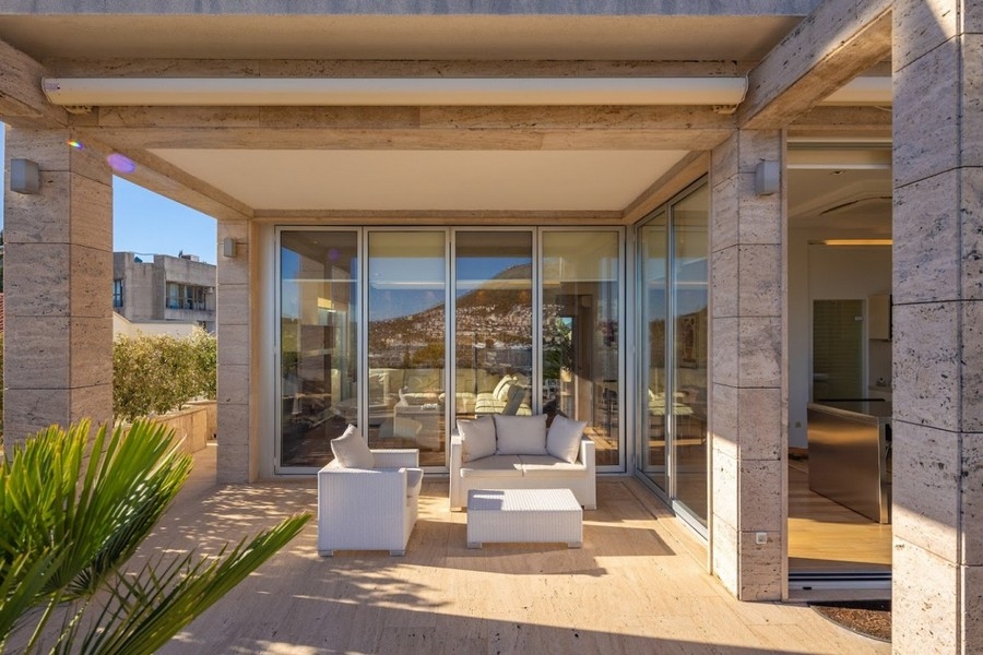 Otwarta część dzienna z widokiem na morze