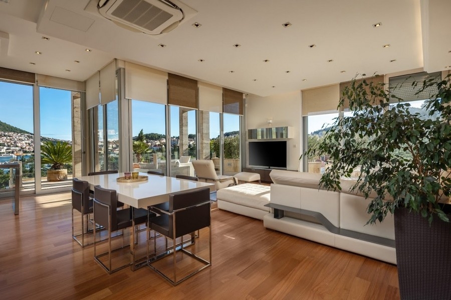 Pokój dzienny z panoramicznymi oknami i tarasem