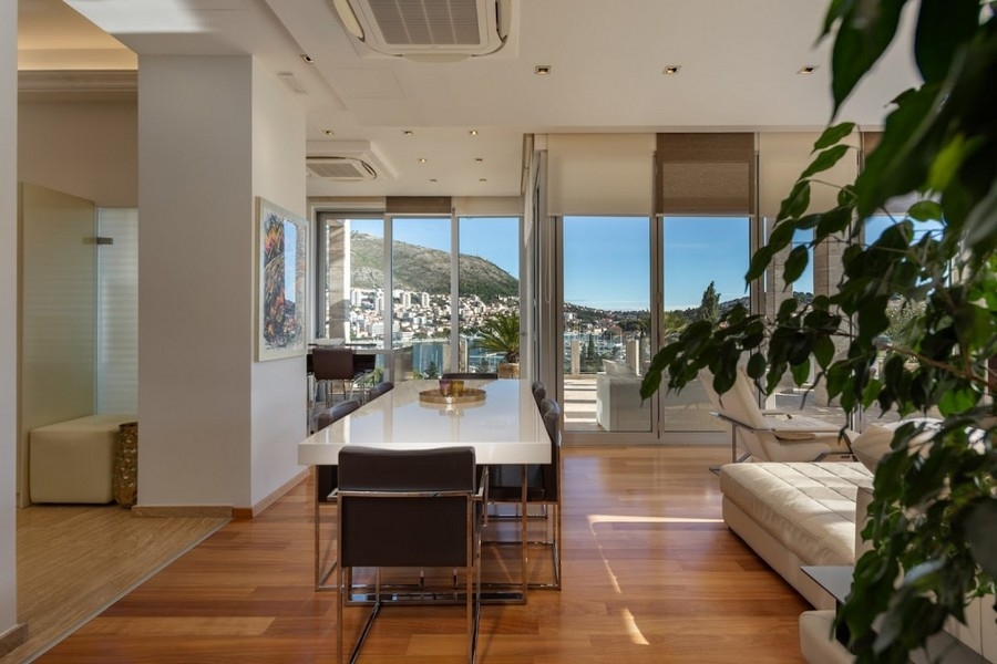 Nowoczesna kuchnia z widokiem na wyspę i morze