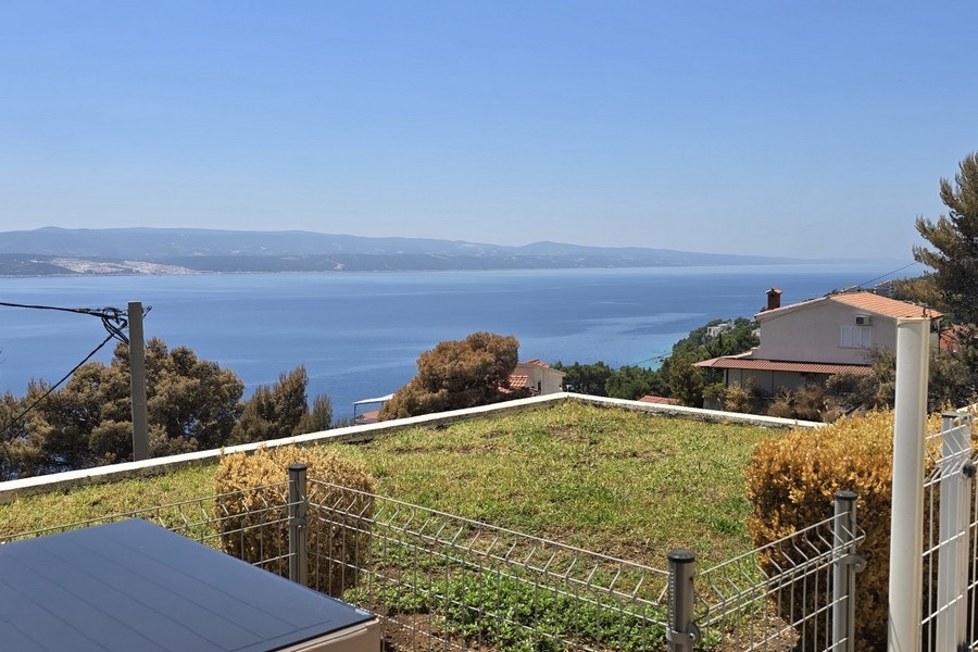 Widoki na morze z apartamentu A3891 na sprzedaż w pobliżu Omis, Chorwacja.