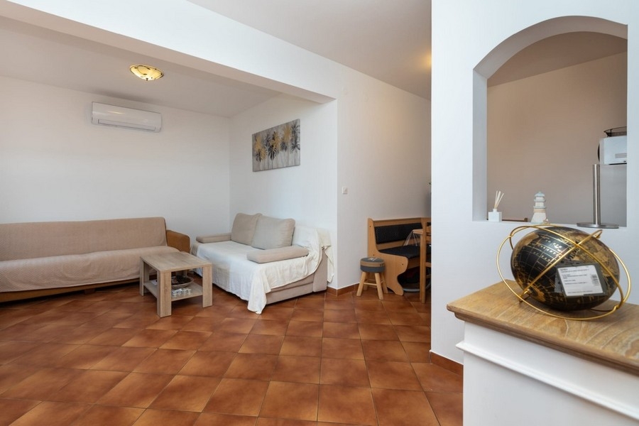 Część dzienna apartamentu z częścią wypoczynkową i przejściem do kuchni