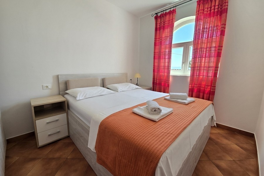 Sypialnia z podwójnym łóżkiem i oknem