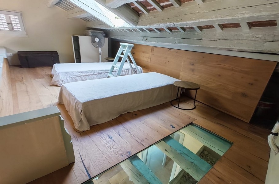 Dwa pojedyncze łóżka na antresoli.