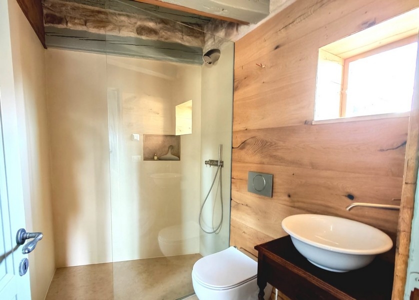 Nowoczesna łazienka w mieszkaniu na starym mieście w Chorwacji.