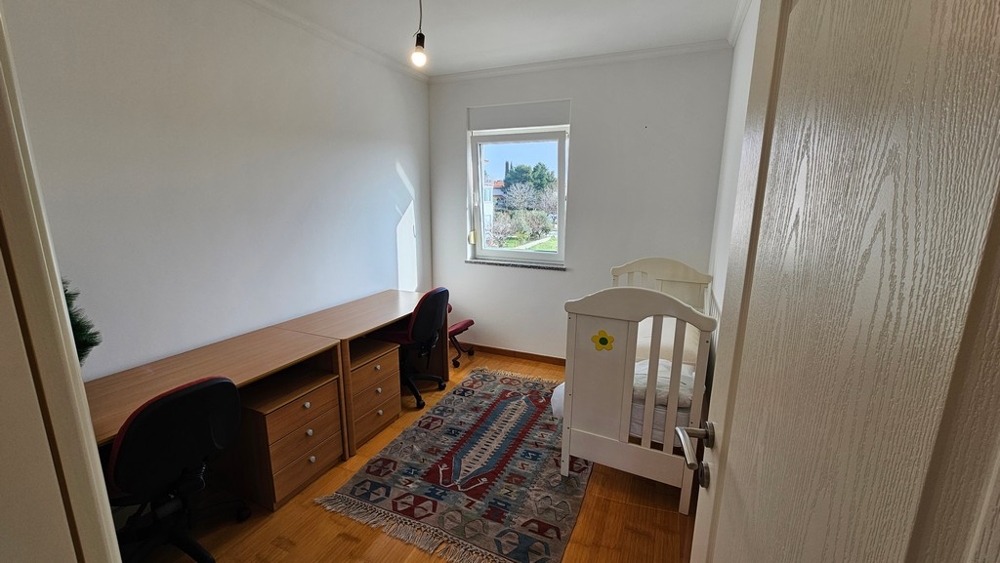 Mała sypialnia z biurkiem w mieszkaniu