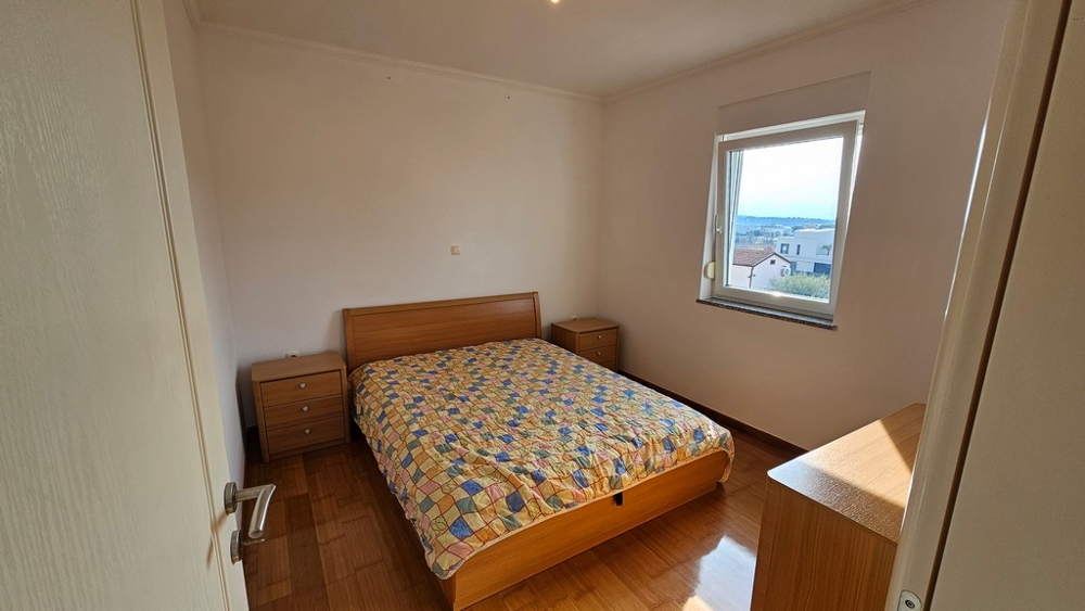 Sypialnia z podwójnym łóżkiem i widokiem na morze