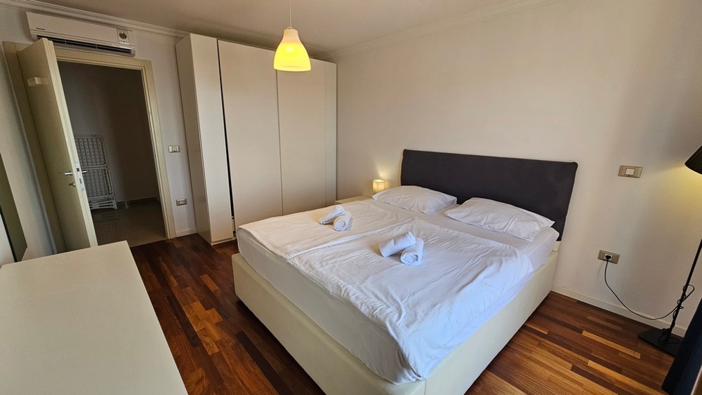 Przestronna sypialnia z podwójnym łóżkiem i szafą