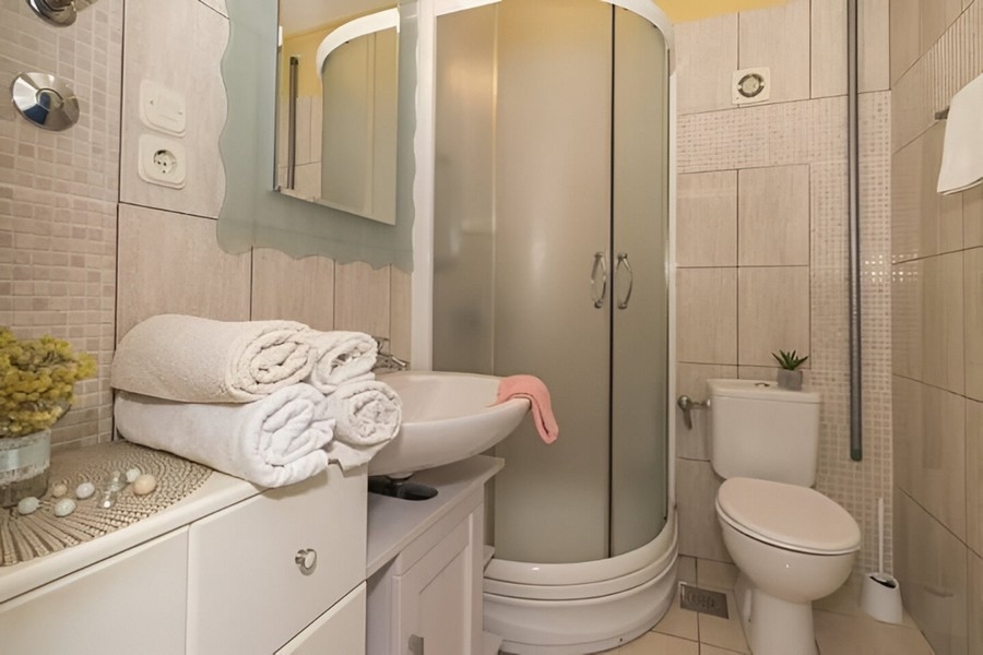 Łazienka z prysznicem i umywalką