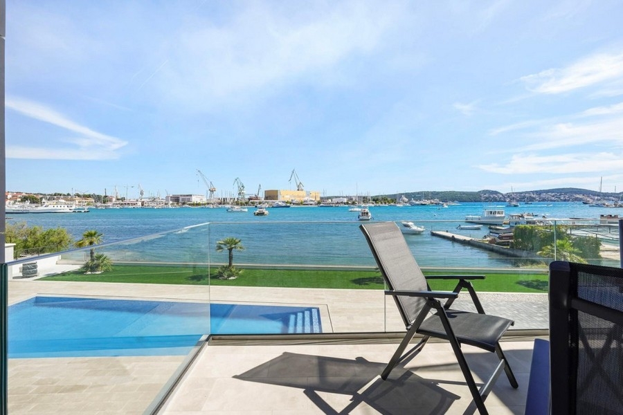 Luksusowy apartament nad morzem z widokiem na basen i port w Chorwacji