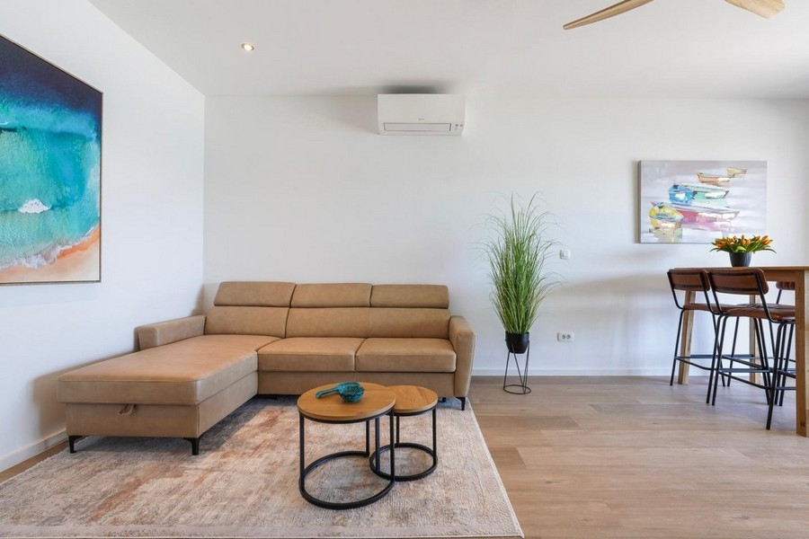 Jasny salon w nowoczesnym apartamencie nadmorskim