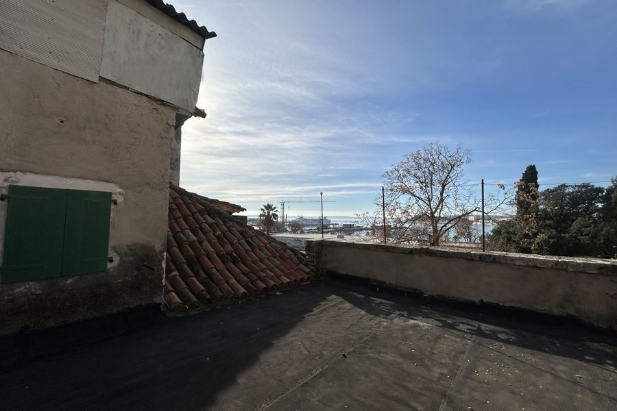 Widok na morze z apartamentu A3897, który jest na sprzedaż w Splicie.