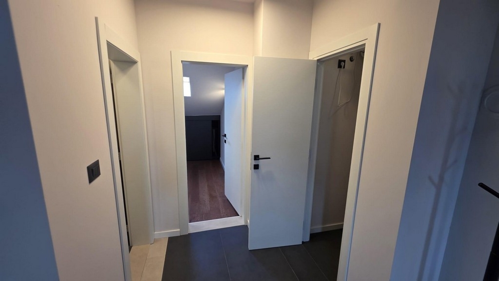 Strefa wejściowa z nowoczesnym oświetleniem