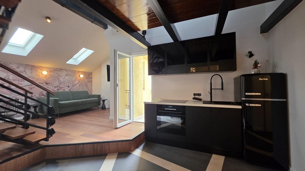 Część dzienna z otwartą kuchnią i nowoczesnym wyposażeniem