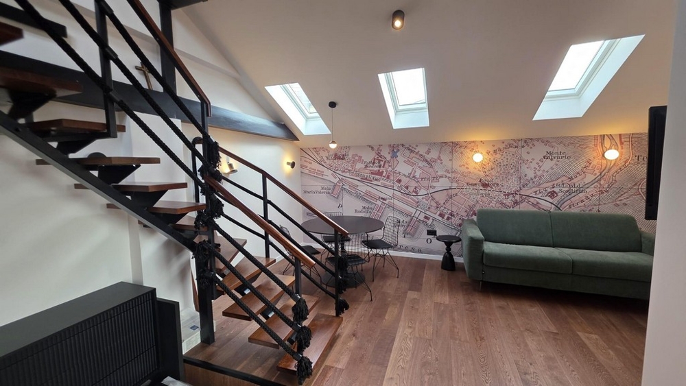 Otwarty salon z galerią i schodami