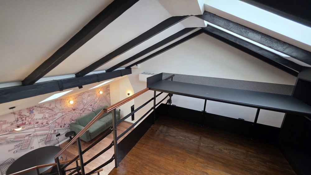 Galeria z miejscem do pracy pod skosami