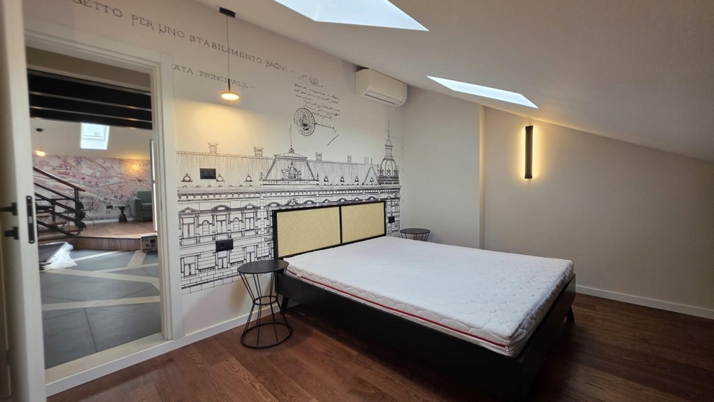 Sypialnia ze świetlikami i szafami w zabudowie