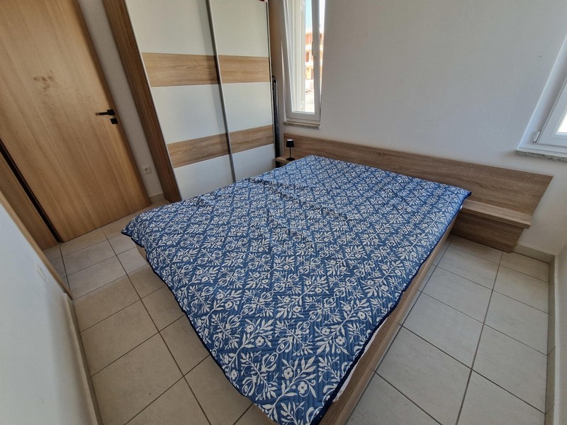 Sypialnia z garderobą i widokiem na okno