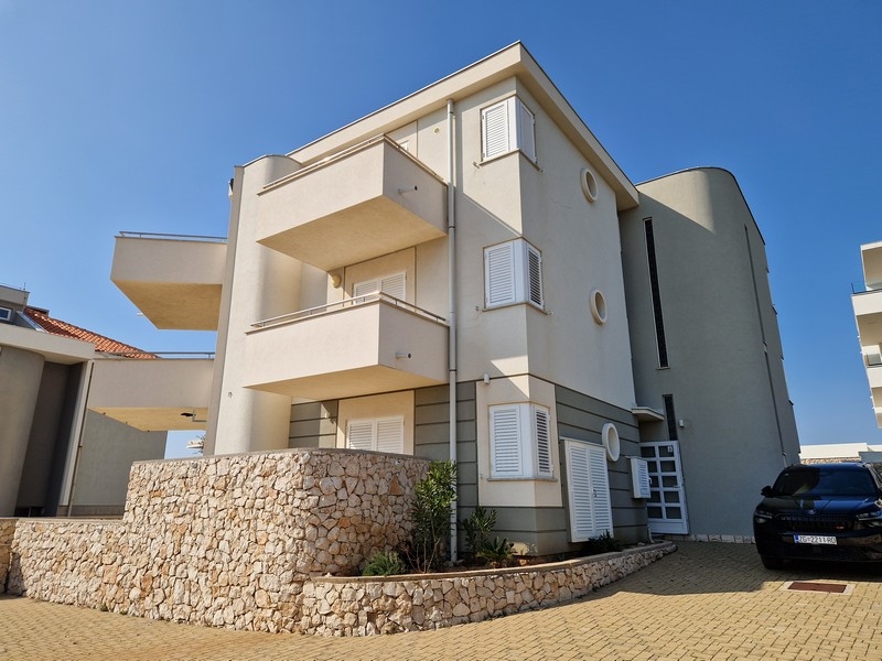 Budynek mieszkalny z miejscami parkingowymi przed domem