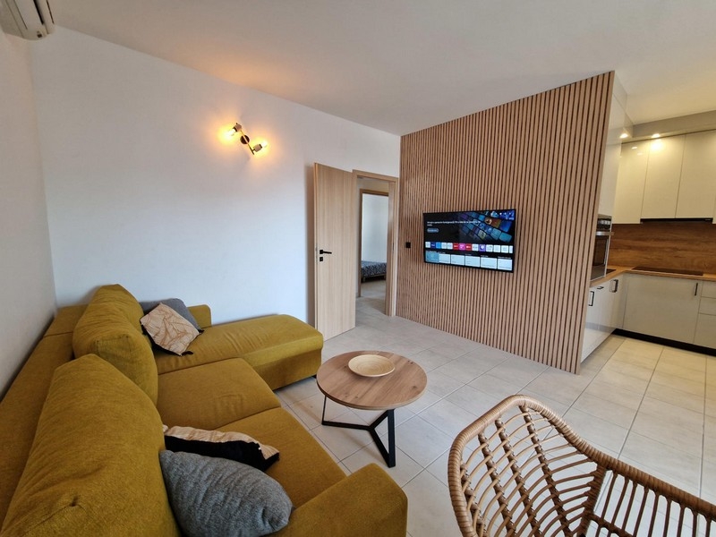 Nowocześnie urządzony apartament na Pagu w Novalji w Chorwacji.