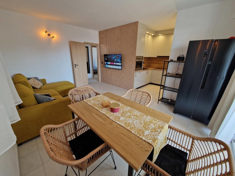 Nowocześnie wyposażona kuchnia ze sprzętem AGD