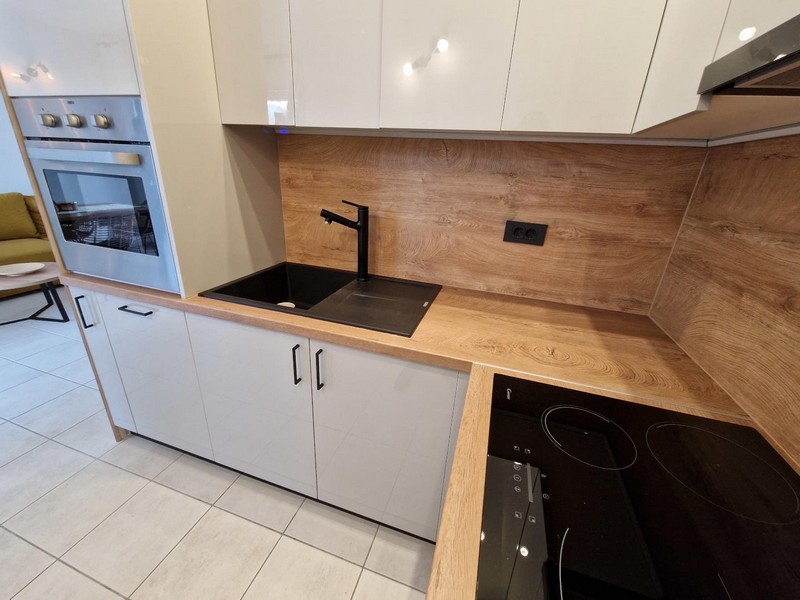 Szczegółowy widok kuchni ze zlewem i blatem do pracy