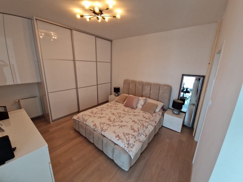 Sypialnia z zabudowaną szafą