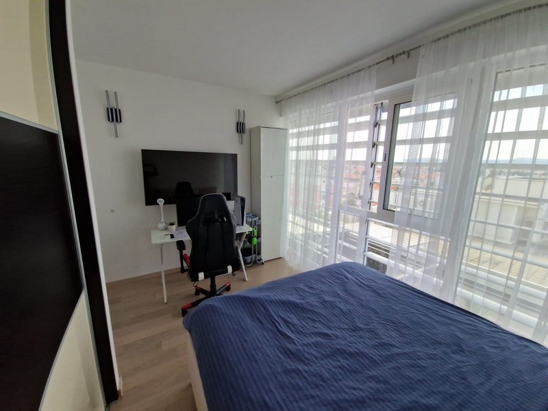 Sypialnia z miejscem pracy i wyjściem na balkon