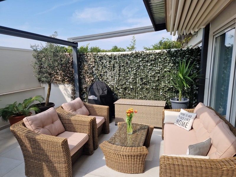 Przytulny taras z oferty A3901 w Zadarze w Dalmacji.