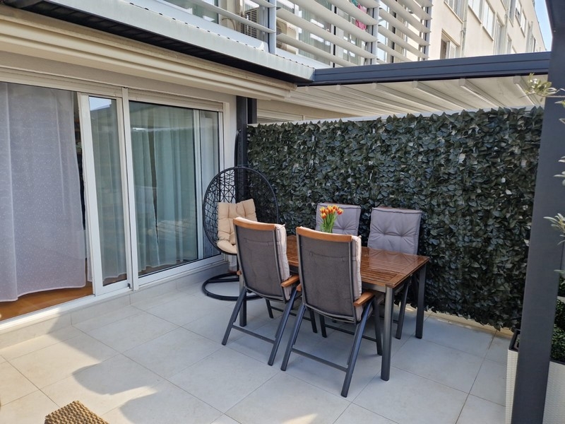 Taras z pergolą i częścią wypoczynkową