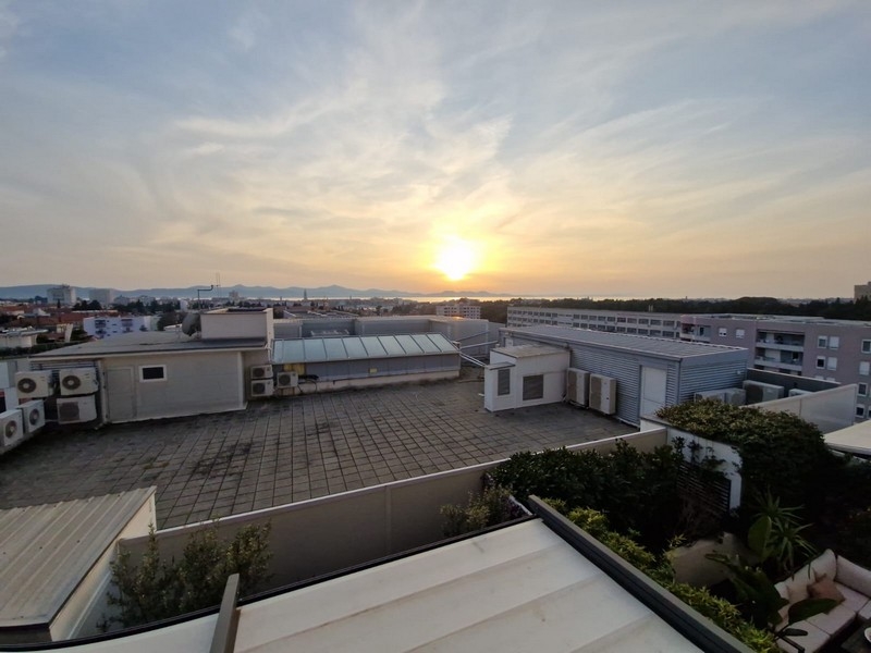 Widok na morze na miasto o zachodzie słońca