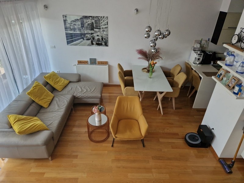 Część dzienna z sofą i jadalnią